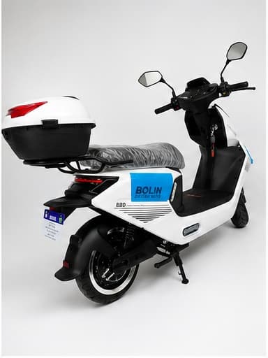Full Electric E30 branca vista traseira em três quartos