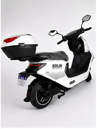 Full Electric E30 branca, ângulo traseiro alternativo